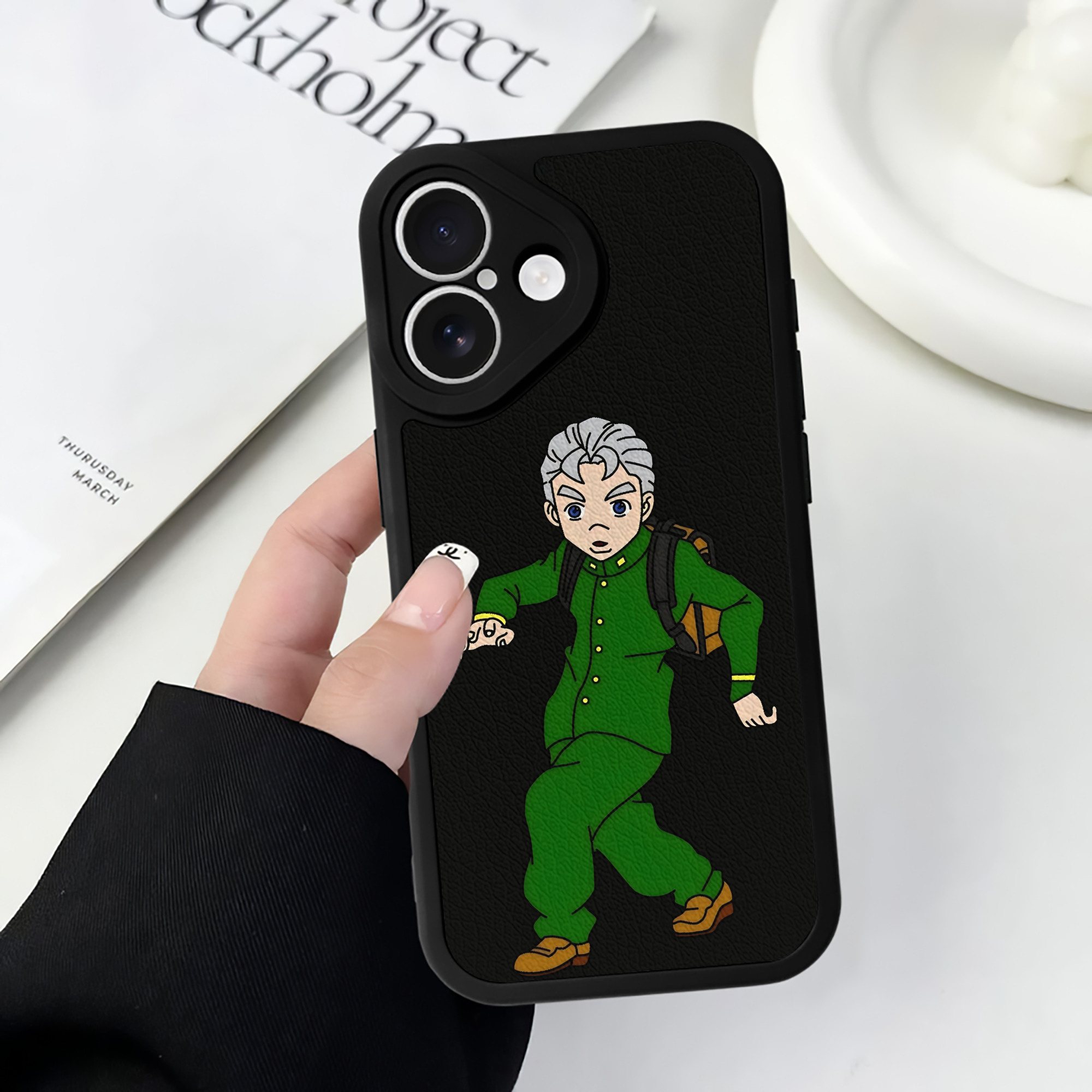 （画像用） ジョジョの奇妙な冒険 広瀨康一 JoJo's Bizarre Adventure Hirose Koichi 【iPhone 16シリーズ対応】シリコンスマホケース（レザー調） 材質：シリコン